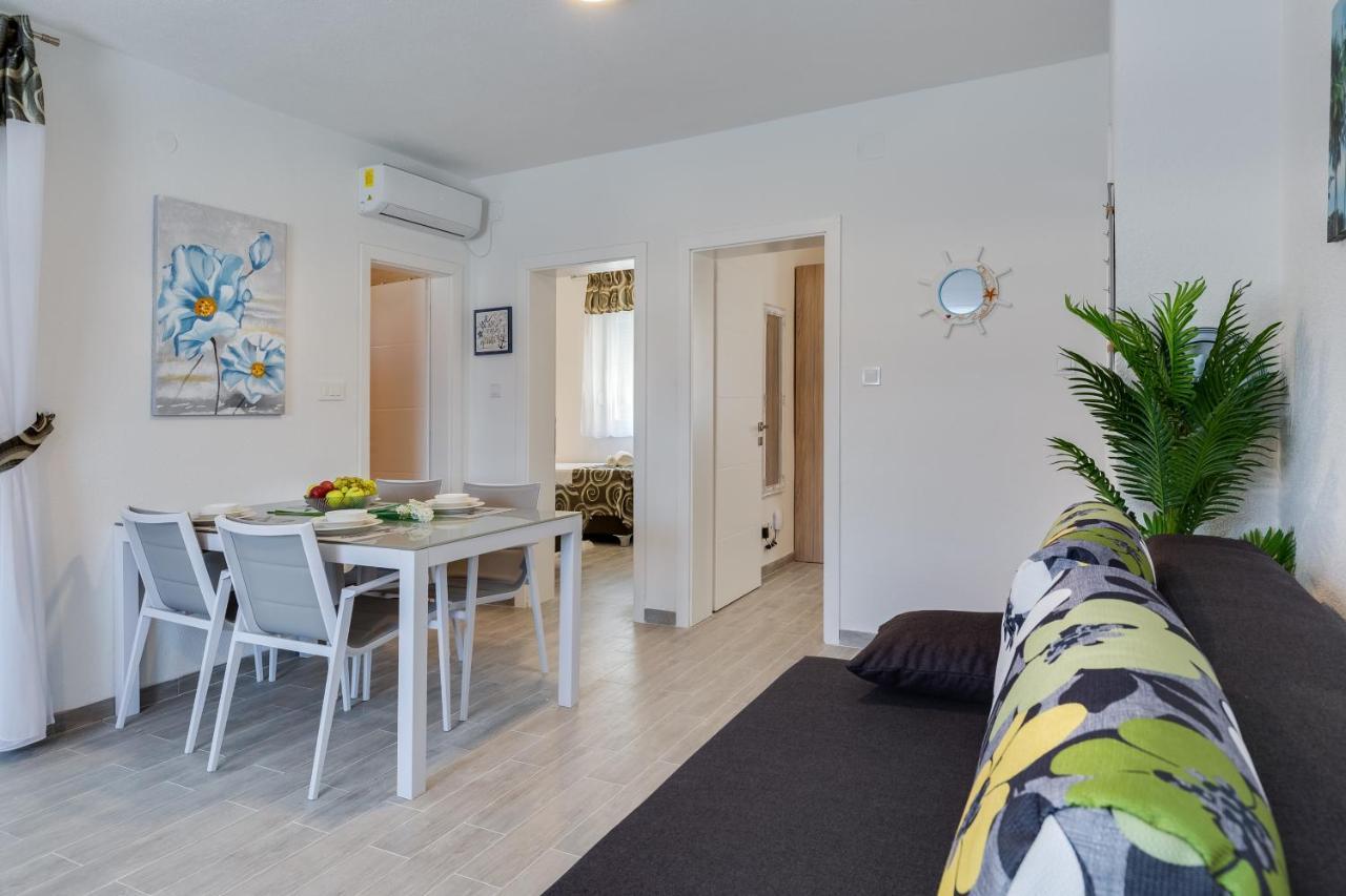Apartmani Kastelina Vir Exterior photo