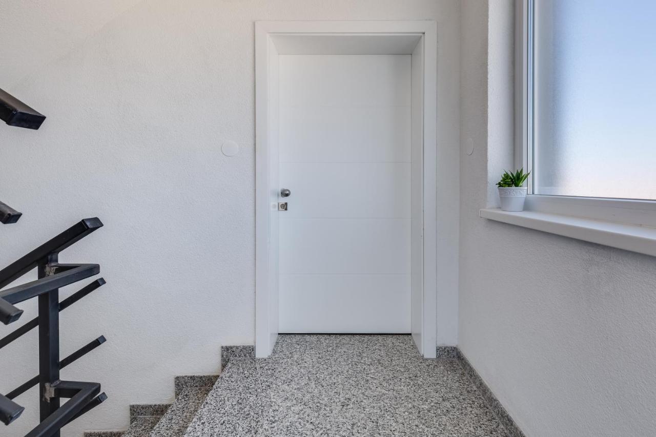 Apartmani Kastelina Vir Exterior photo