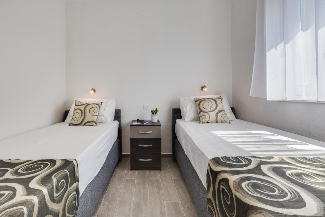 Apartmani Kastelina Vir Exterior photo