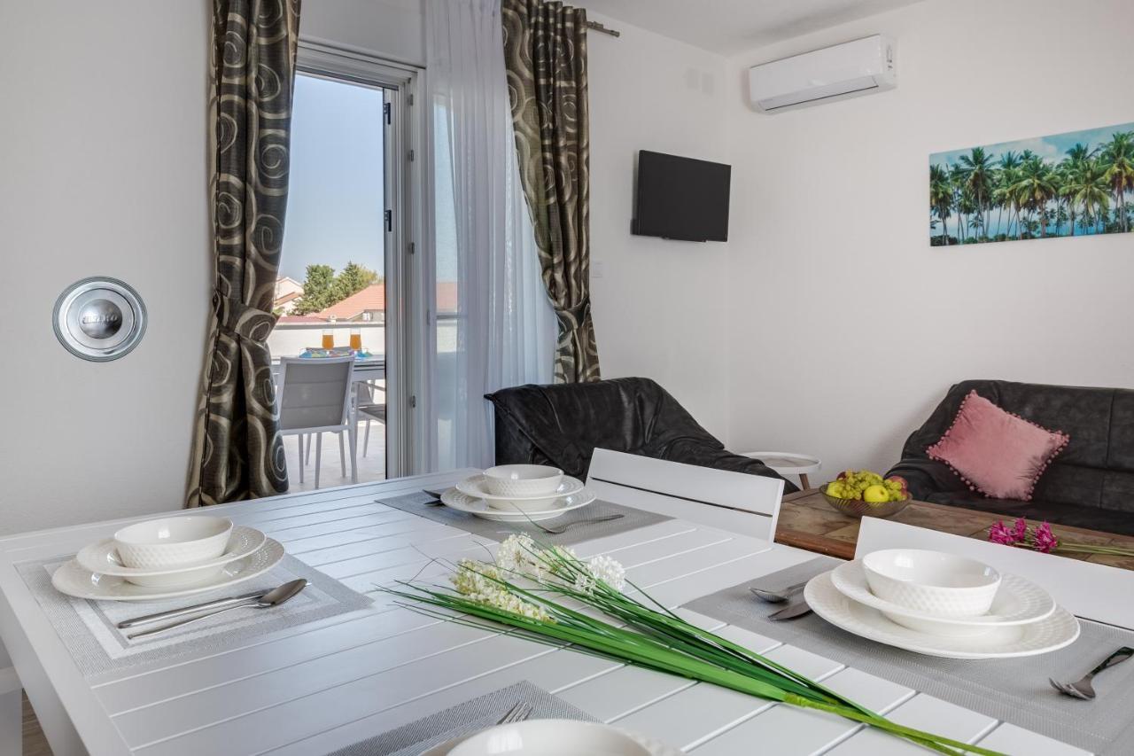 Apartmani Kastelina Vir Exterior photo