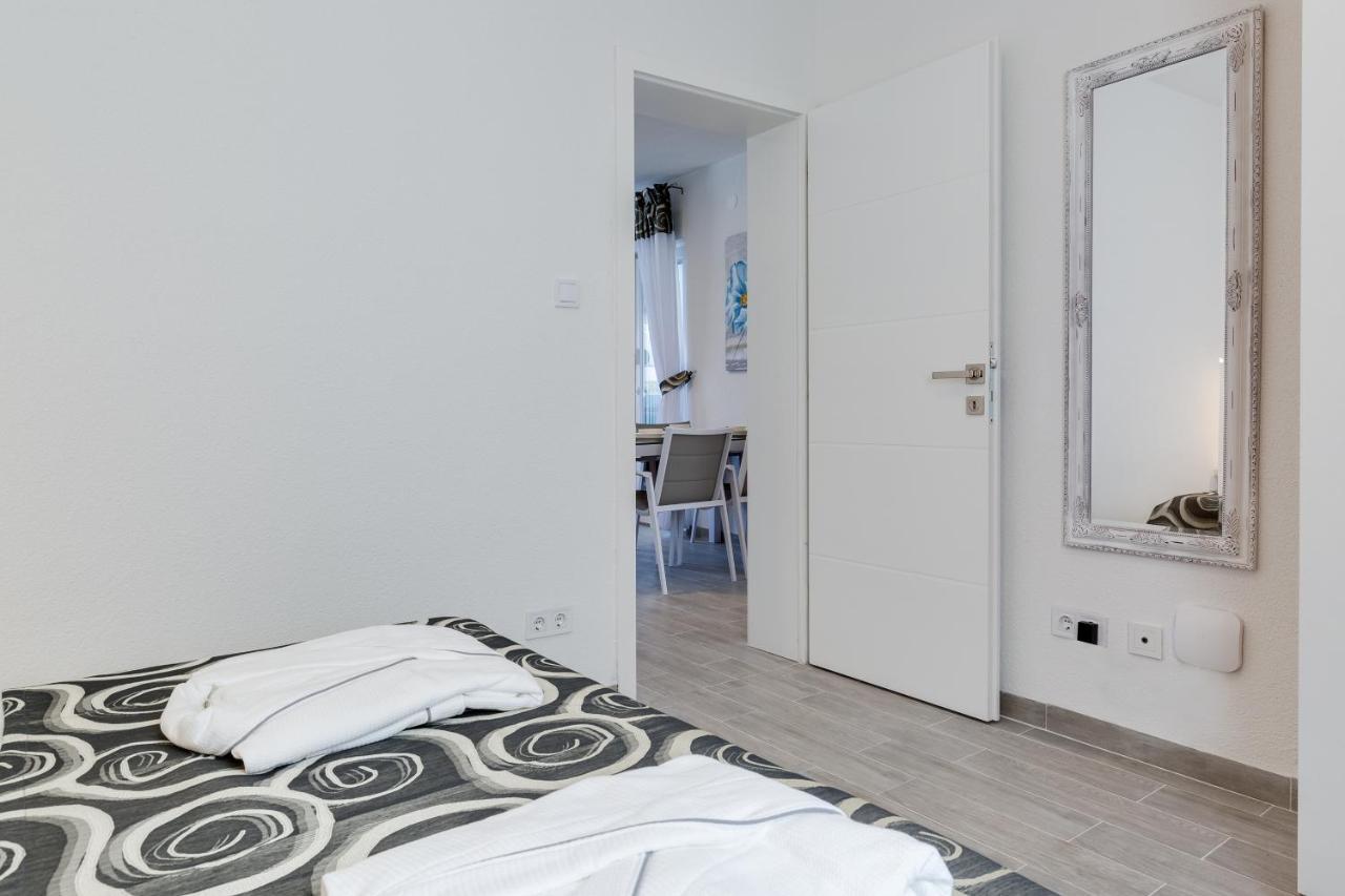 Apartmani Kastelina Vir Exterior photo