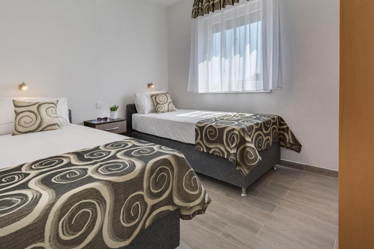Apartmani Kastelina Vir Exterior photo