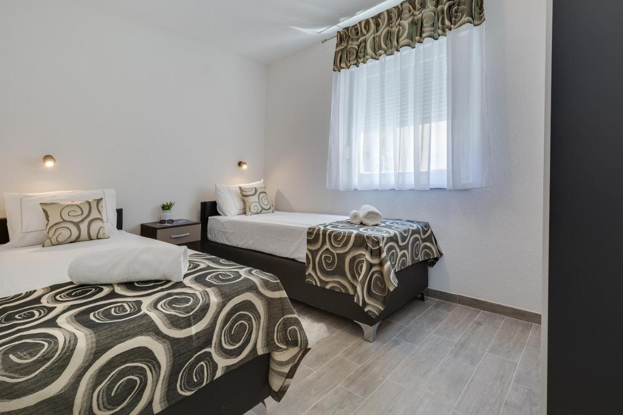 Apartmani Kastelina Vir Exterior photo