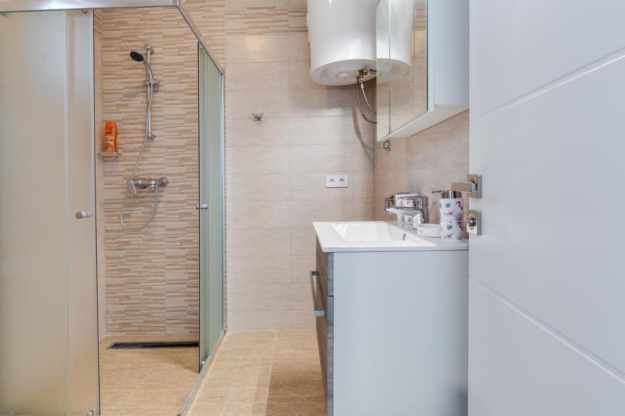 Apartmani Kastelina Vir Exterior photo