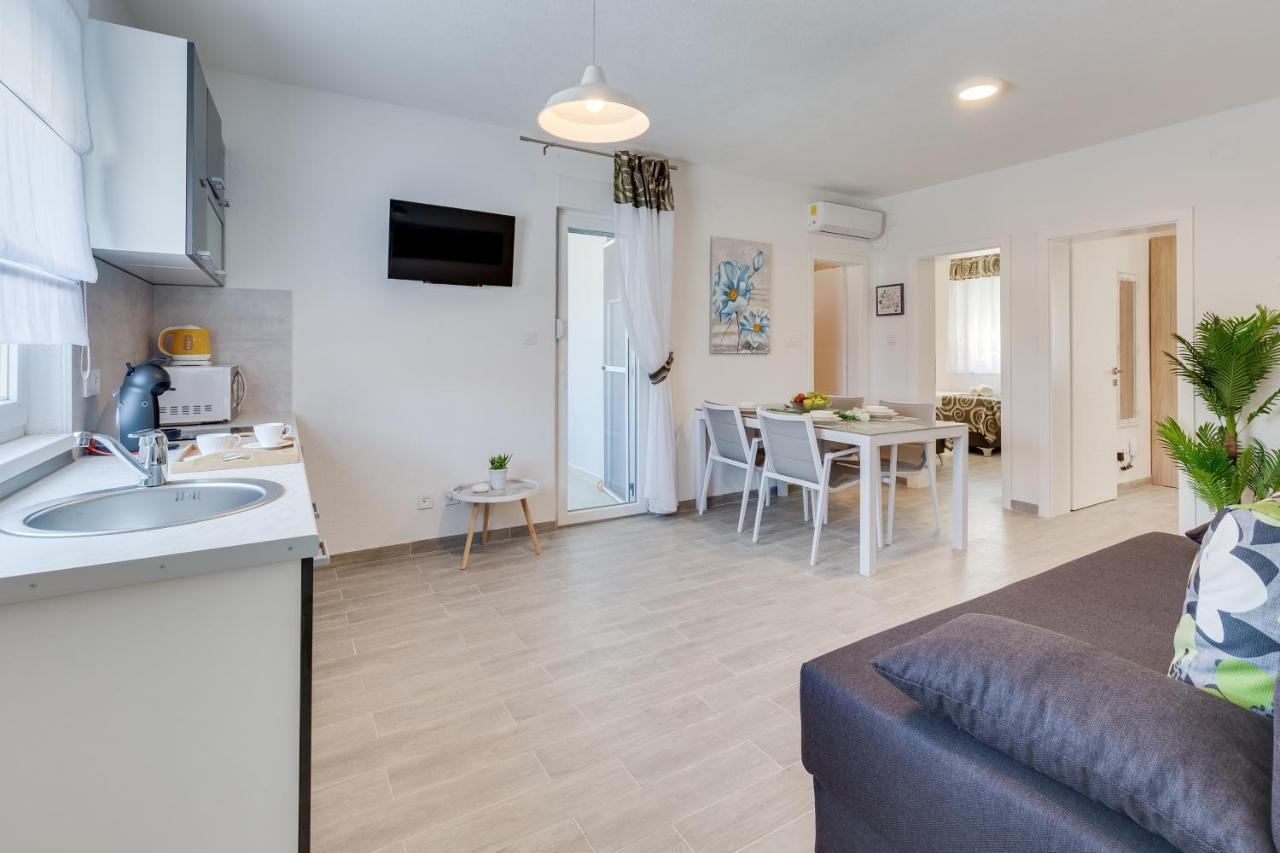 Apartmani Kastelina Vir Exterior photo